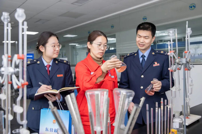 稅助發(fā)展向新進(jìn) 稅宣春風(fēng)更宜人<br><br>近來(lái)，各省市稅務(wù)部門(mén)緊扣“稅助發(fā)展向新進(jìn)”主題，聯(lián)合企業(yè)技術(shù)咨詢(xún)服務(wù)專(zhuān)家團(tuán)隊(duì)，深入各類(lèi)技術(shù)創(chuàng)新企業(yè)，帶來(lái)了溫暖的“稅宣春風(fēng)”。稅務(wù)干部以講解稅收優(yōu)惠為中心，面對(duì)面、實(shí)打?qū)嵉鼗貞?yīng)新興科技企業(yè)專(zhuān)項(xiàng)享受的研悉益優(yōu)惠政策；解答數(shù)字經(jīng)濟(jì)賦背景下的稅法申報(bào)等有關(guān)應(yīng)用規(guī)定問(wèn)題；進(jìn)行辦理及時(shí)年度退補(bǔ)料實(shí)務(wù)；以及暢聊訴求建議共謀利用暢通。<br><br>例如某地域團(tuán)隊(duì)聯(lián)合財(cái)務(wù)管理機(jī)構(gòu)免費(fèi)發(fā)放通俗匯編《稅收寶》，采用模掃免費(fèi)測(cè)評(píng)法技術(shù)解決定制退稅運(yùn)算方式革新 操作咨詢(xún)采取定期媒體